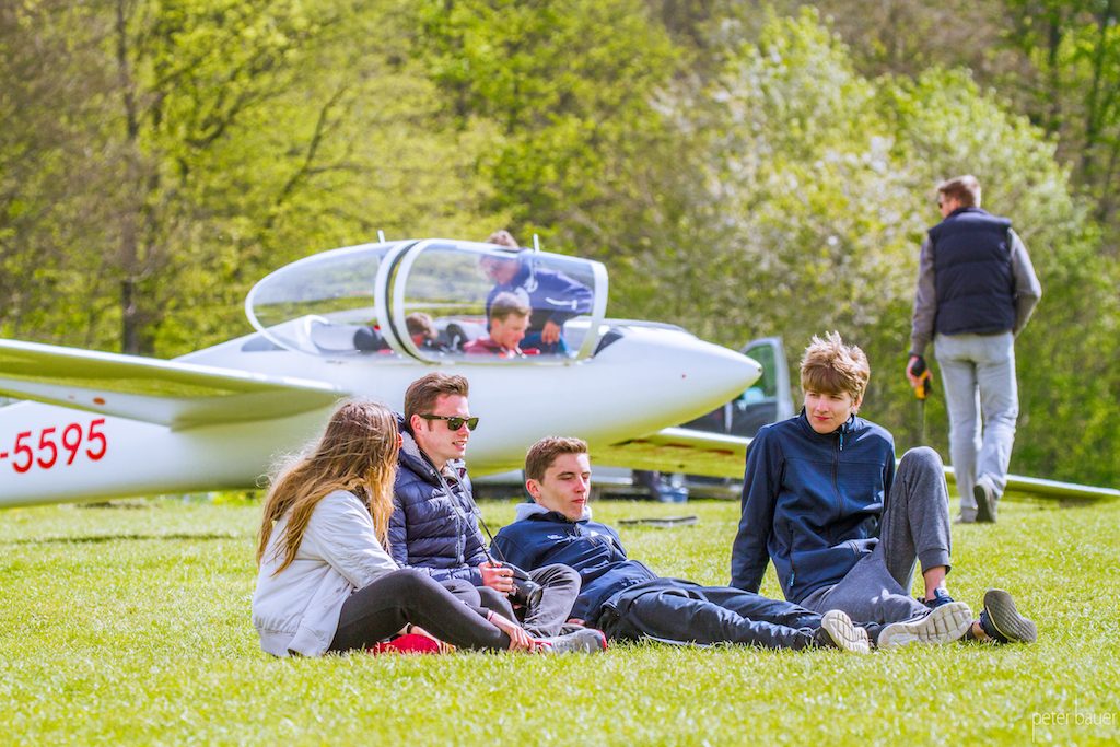 Jugendliche am Segelflugzeug