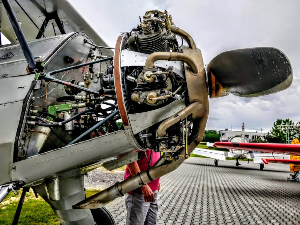 Ein Siemens SH-14 in einem Focke-Wulf Fw 44 „Stieglitz“ (Baujahr 1937). Der Bauraum ließe sogar noch einen zweiten Stern zu!