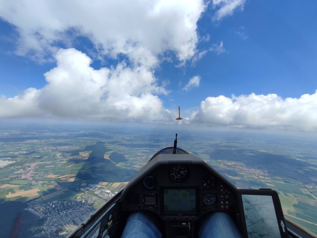 Blick aus dem Cockpit im Wettbewerbsmodus – schöne Cumuluswolken lassen voraus einen hohen Schnitt im Segelflug erwarten.