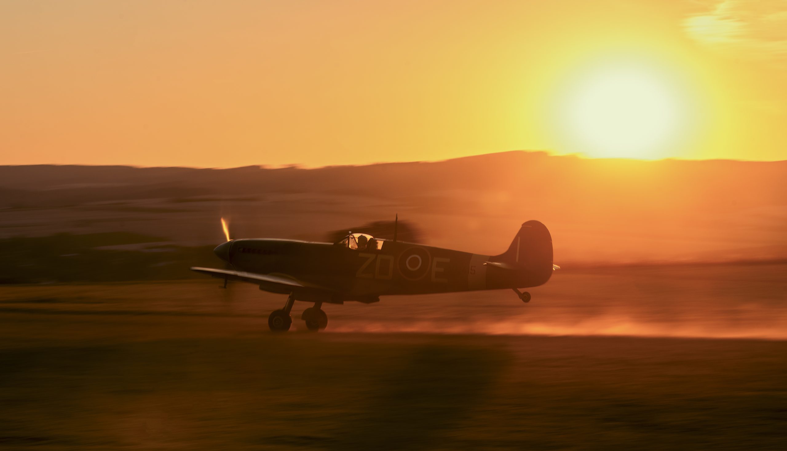 Flugzeug im Abendlicht